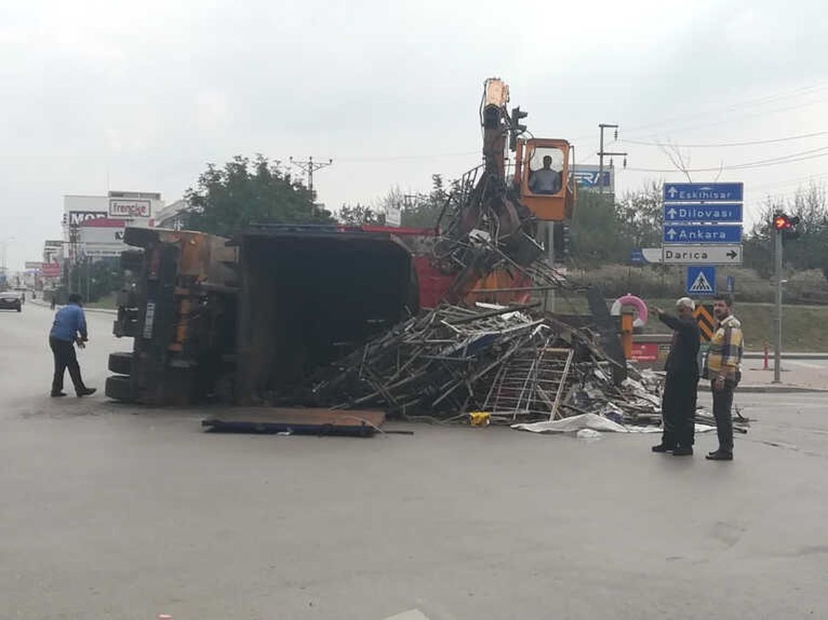 Devrilen Kamyonun Kasasındaki Hurdalar Yola Saçıldı