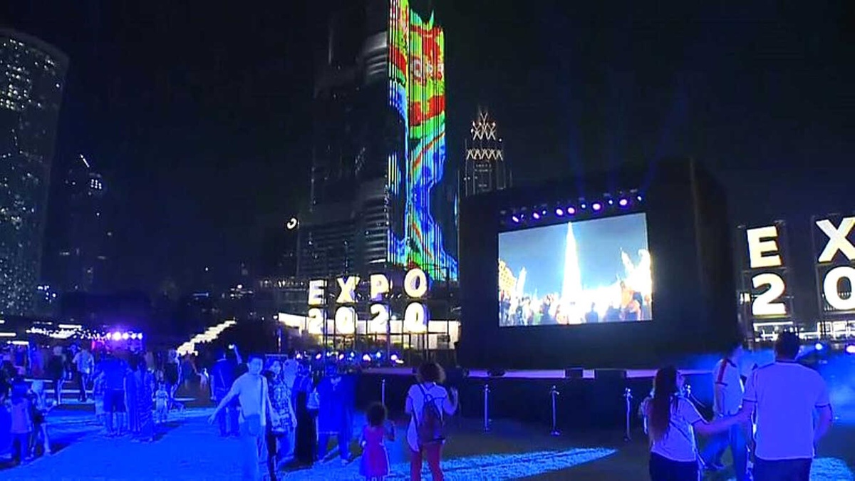 Dubai\'de Işık Gösterisi İzleyenleri Büyüledi
