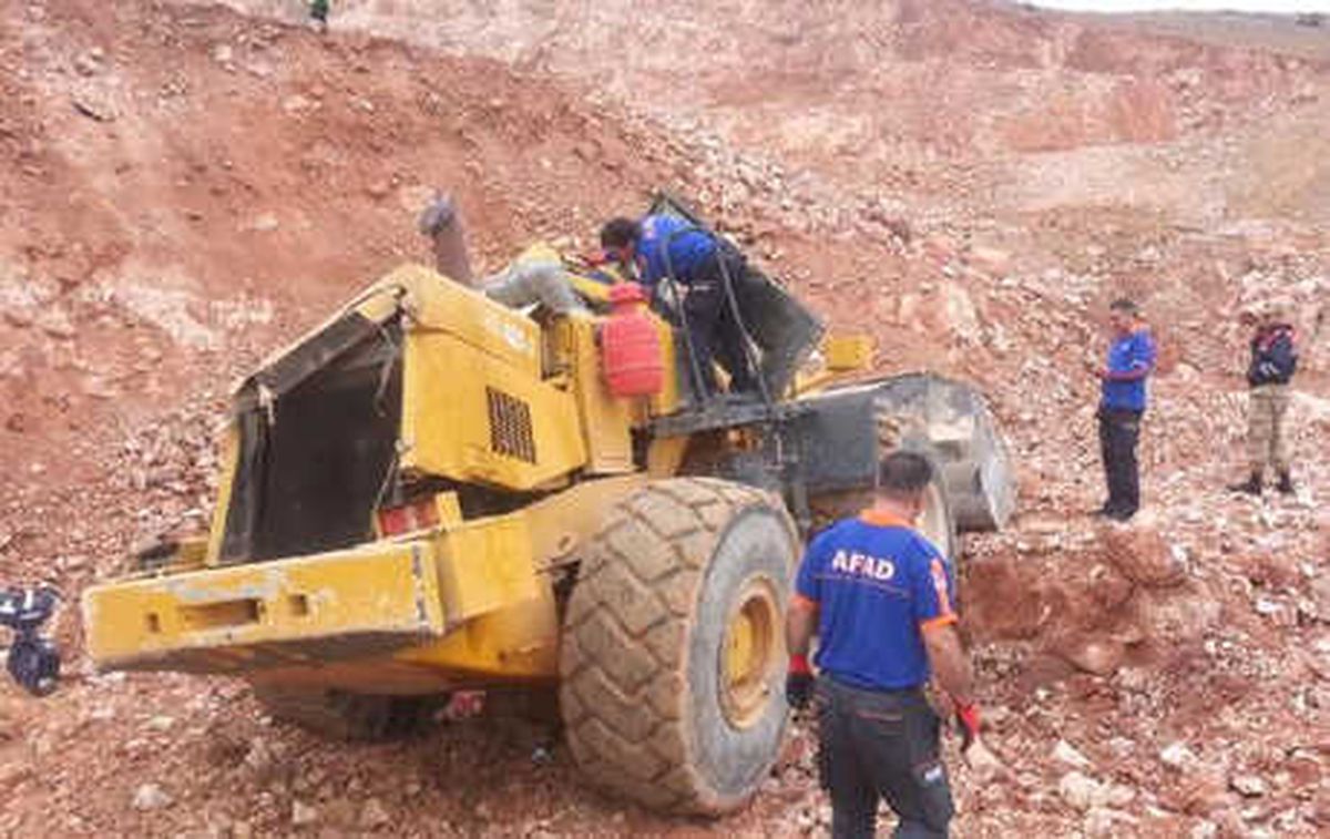 Elazığ\'da İş Makinesi Devrildi, Operatör Öldü