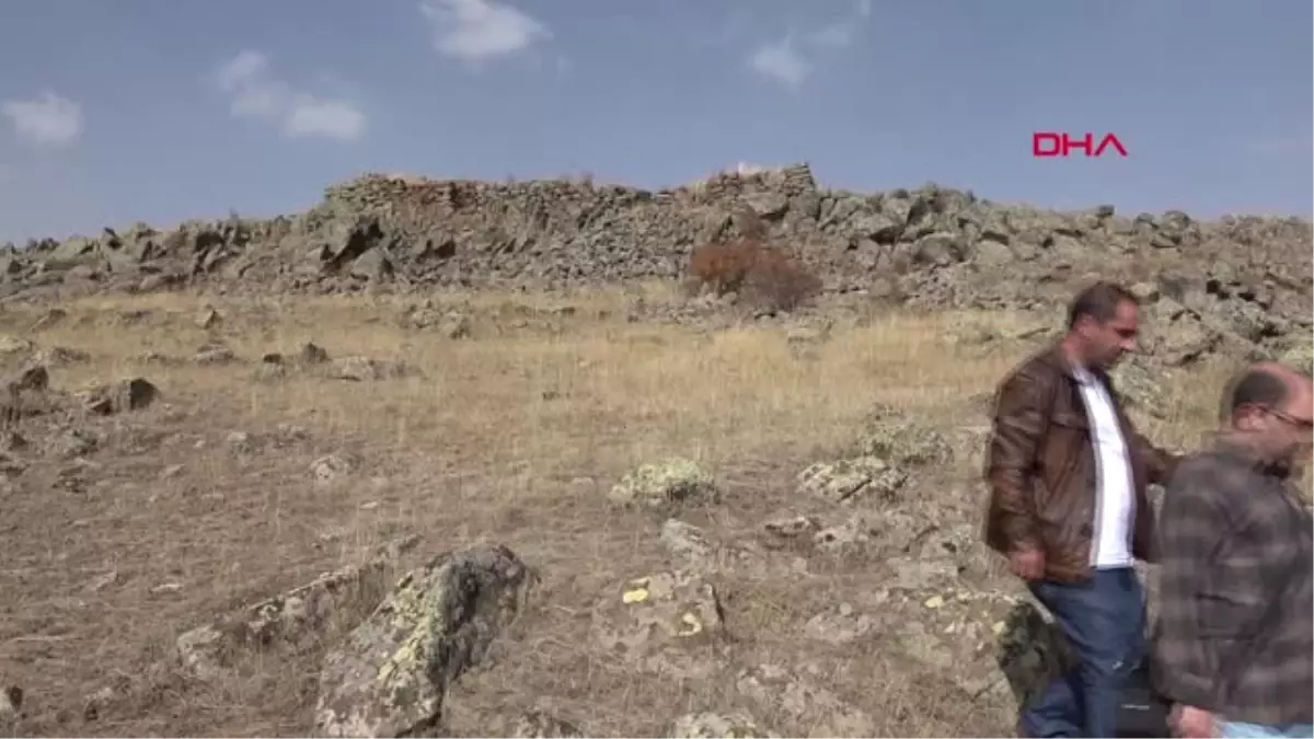 Erzurum Tunç Çağı Kalesine Zarar Verip, Koçbaşlı Mezar Taşlarını Götürdüler