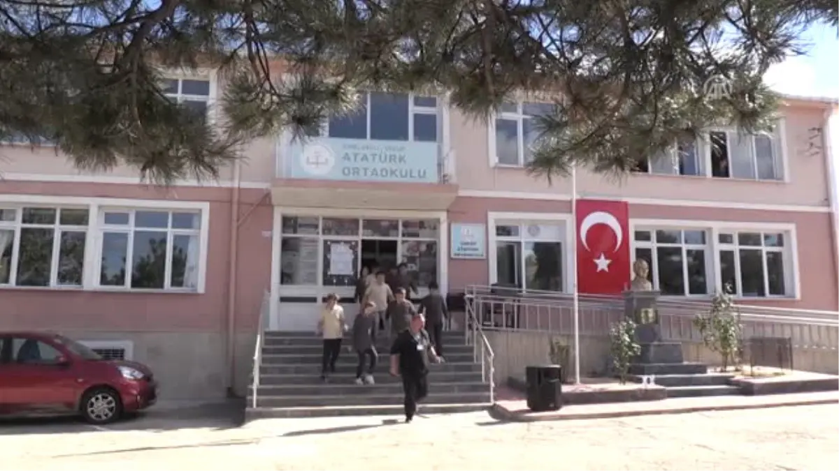 Harmandalı" ile Öğrencileri Okula Bağladı