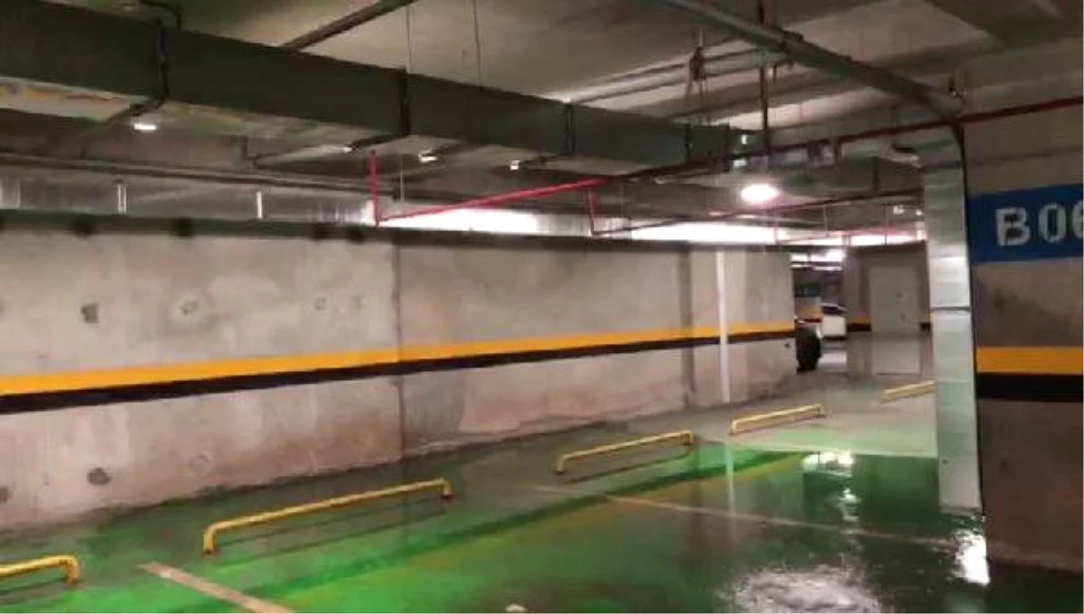 Hastanenin Otoparkında Kanalizasyon Borusu Patladı, Araçlar Pislik İçinde Kaldı