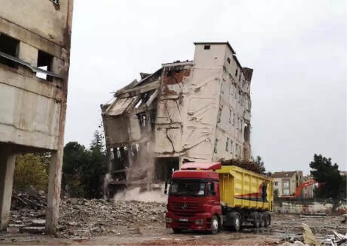 İnegöl\'ün İlk Fabrika Binası Böyle Yıkıldı