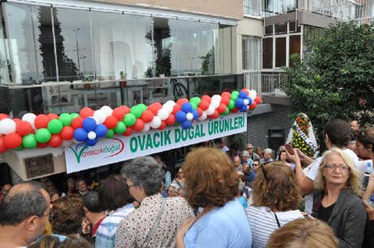 İzmirliler, Tunceli\'nin Doğal Ürünlerini Almak İçin Yarıştı