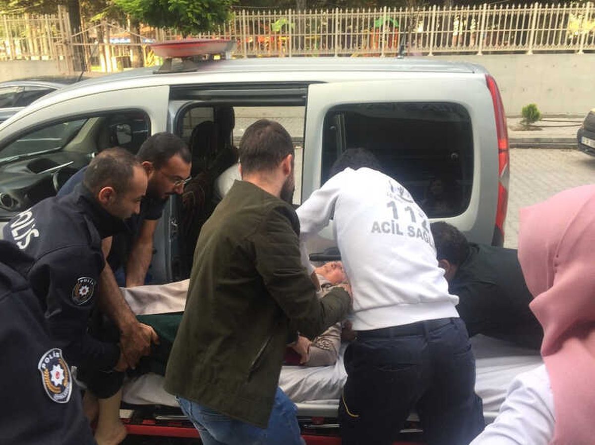 Kazada Yaralanan Yaşlı Kadını Hastaneye Polis Getirdi