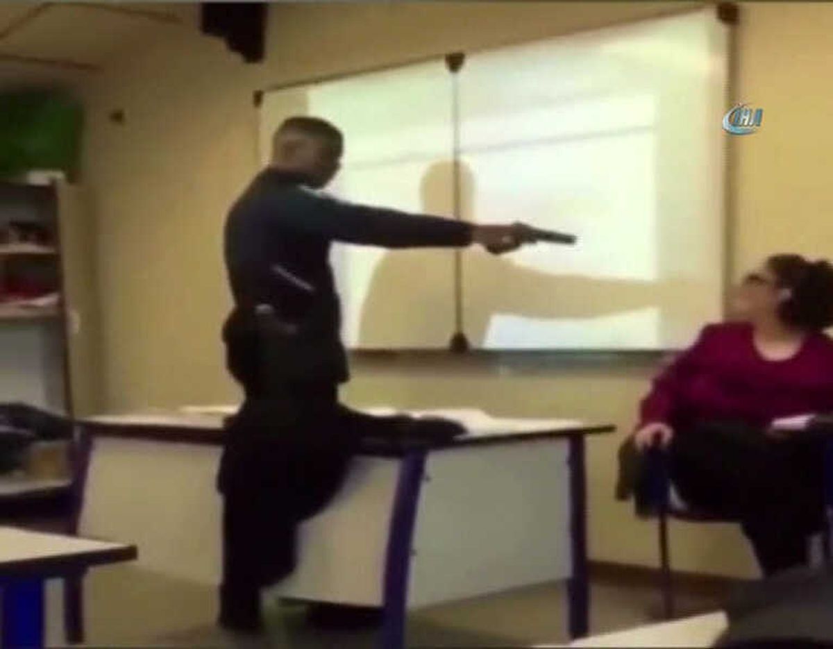 Kendisini Yok Yazan Öğretmene Silah Çekti