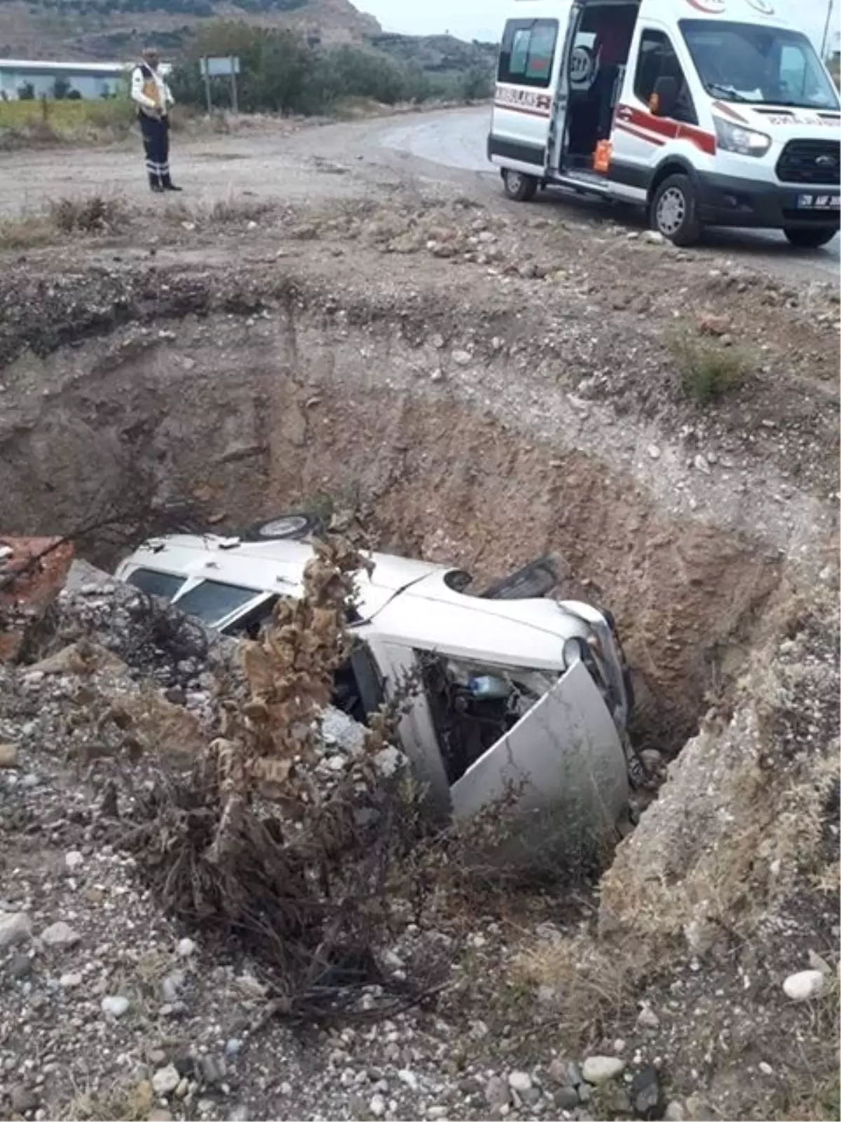 Kontrolden Çıkan Otomobil Yol Kenarındaki Çukura Devrildi: 1 Yaralı