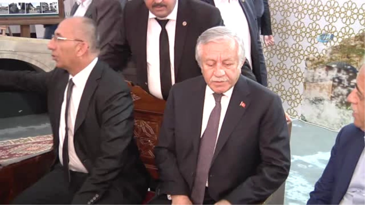 Meclis Başkanvekili Adan\'a Türk Bayrağı Şeklinde Baklava