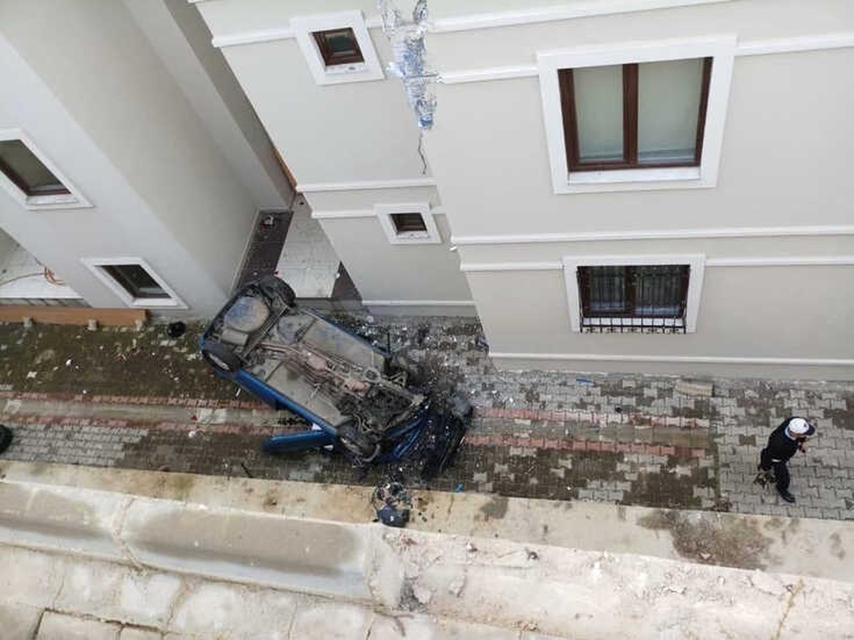 Otomobil 5 Metreden Apartman Boşluğuna Düştü: 1 Yaralı