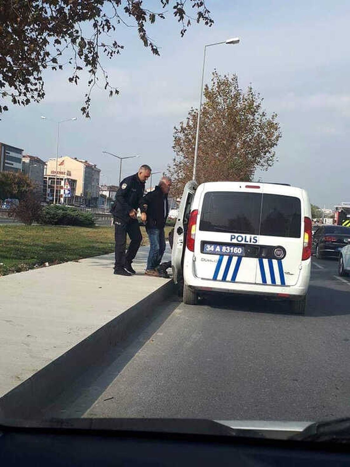 Silivri\'de Yola Atlayıp Bağırmaya Başlayan Şahıs Ortalığı Birbirine Kattı