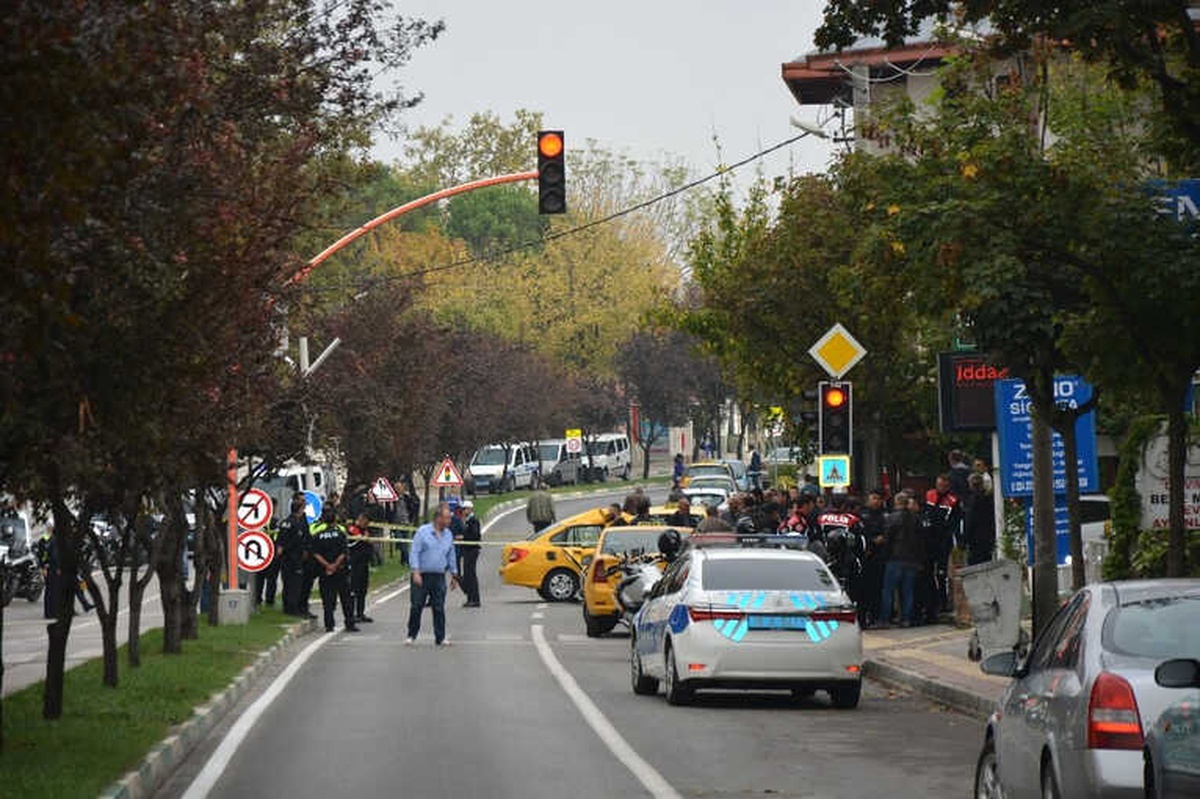 Polis Motosikleti Taksi ile Çarpıştı: 3 Yaralı