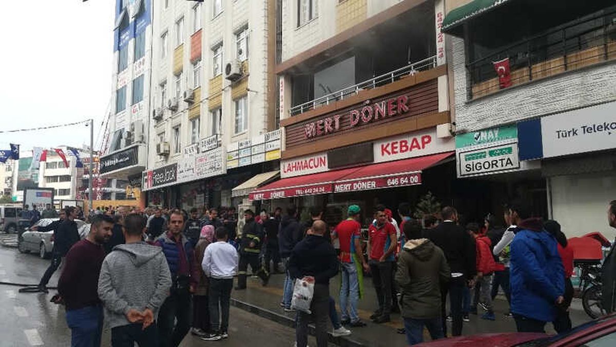 Restoranda Çıkan Yangında Dumandan Etkilenen 3 Kişi Hastanelik Oldu
