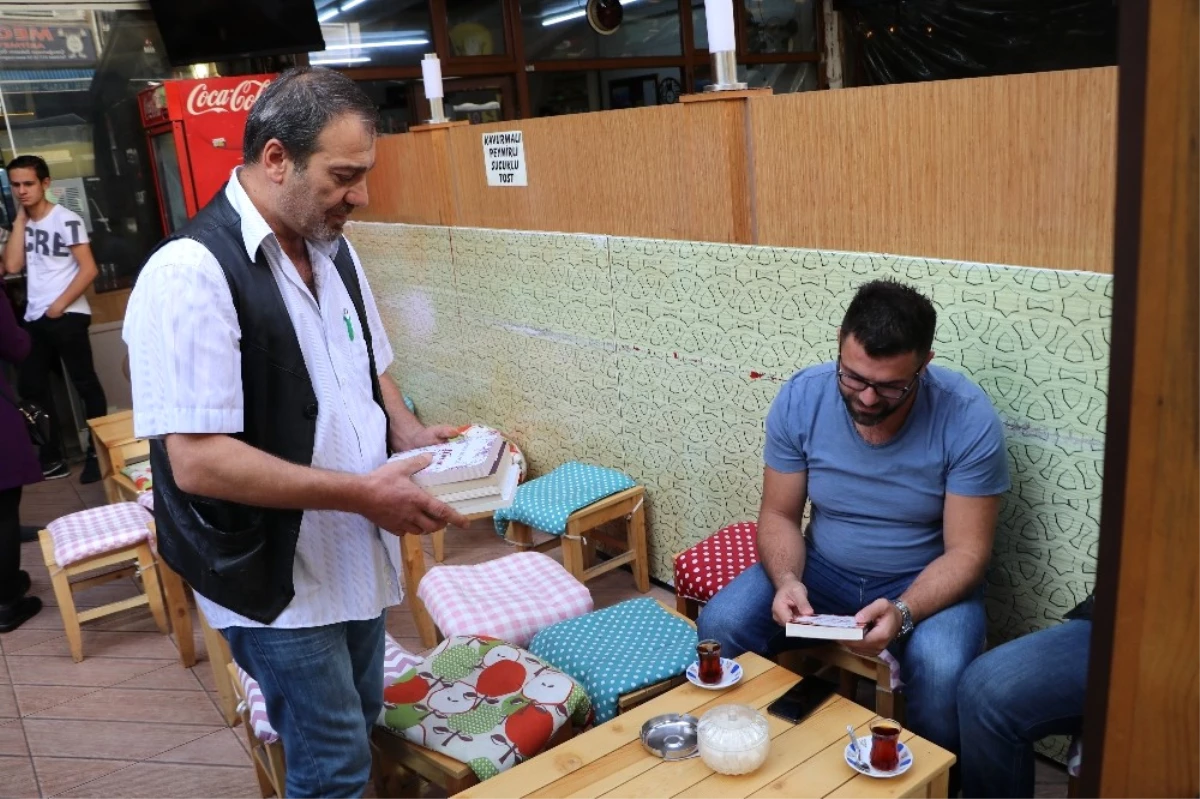 Rize\'de Yazarlar Sokakta Kitap Dağıttı