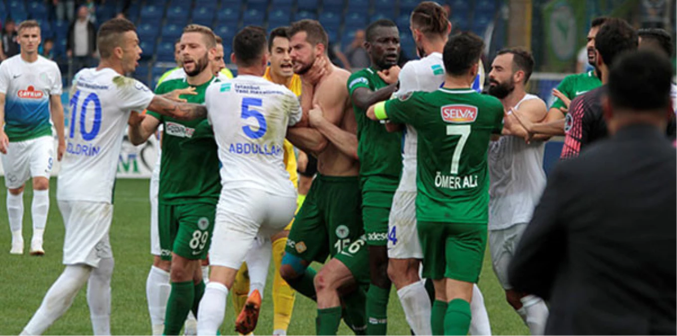 Rizespor - Konyaspor Maçı Sonrasında Saha Karıştı