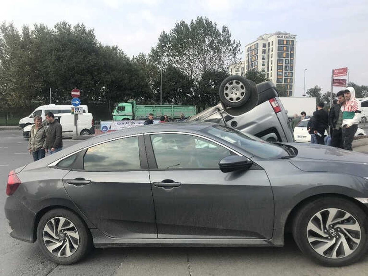 Şişli\'de Araç Takla Attı: 2 Yaralı