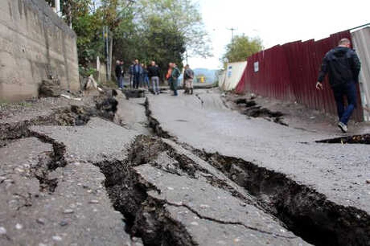 Zonguldak\'ta Heyelan Nedeniyle Yol Çöktü