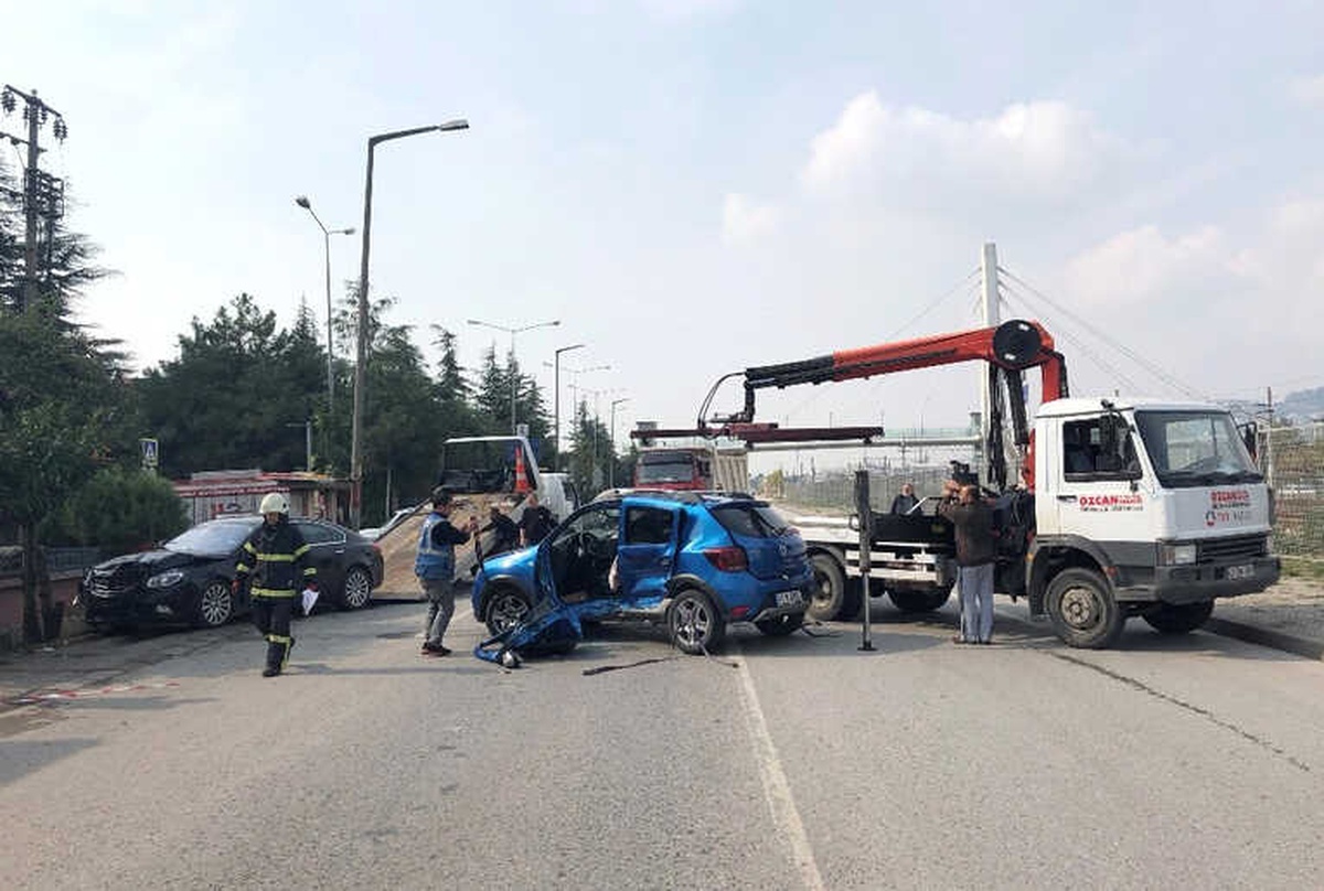 2 Otomobil Çarpıştı: 1\'i Ağır 4 Yaralı