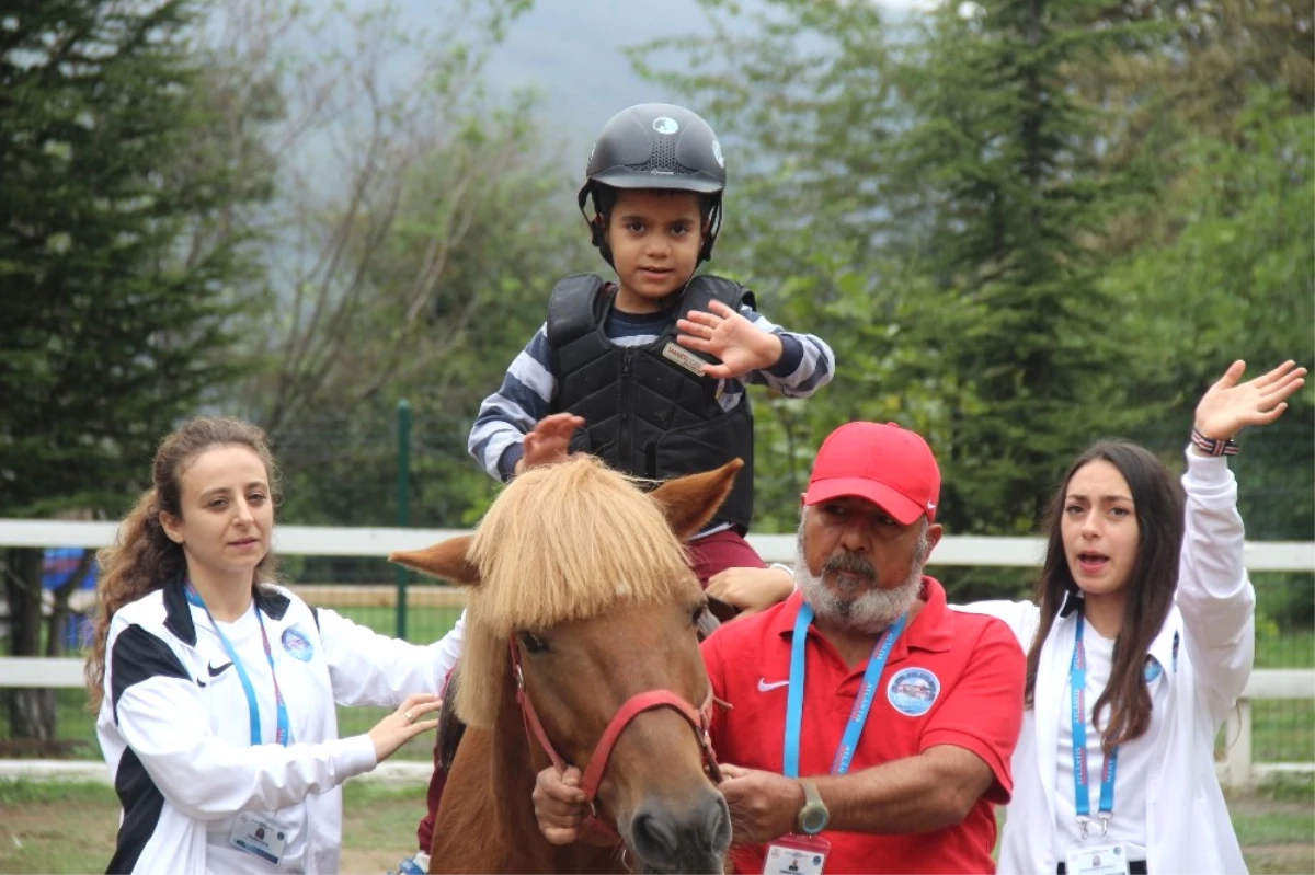 4 Yaşına Kadar Konuşamayan Hasan, At ve Havuz Terapisi ile 3 Ayda Otizmi Yendi