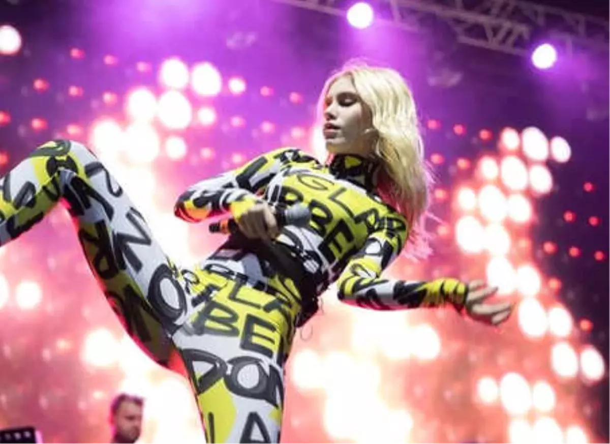 Aleyna Tilki\'nin Sahne Kostümü, Dünyaca Ünlü Yıldızın Giydiği Kıyafetle Aynı Çıktı