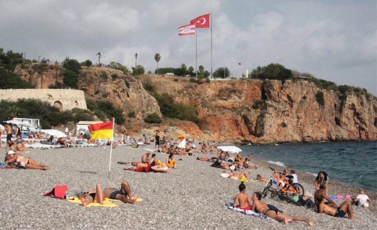 Antalya\'da Deniz, Kum ve Güneş Sezonu Kapanmadı