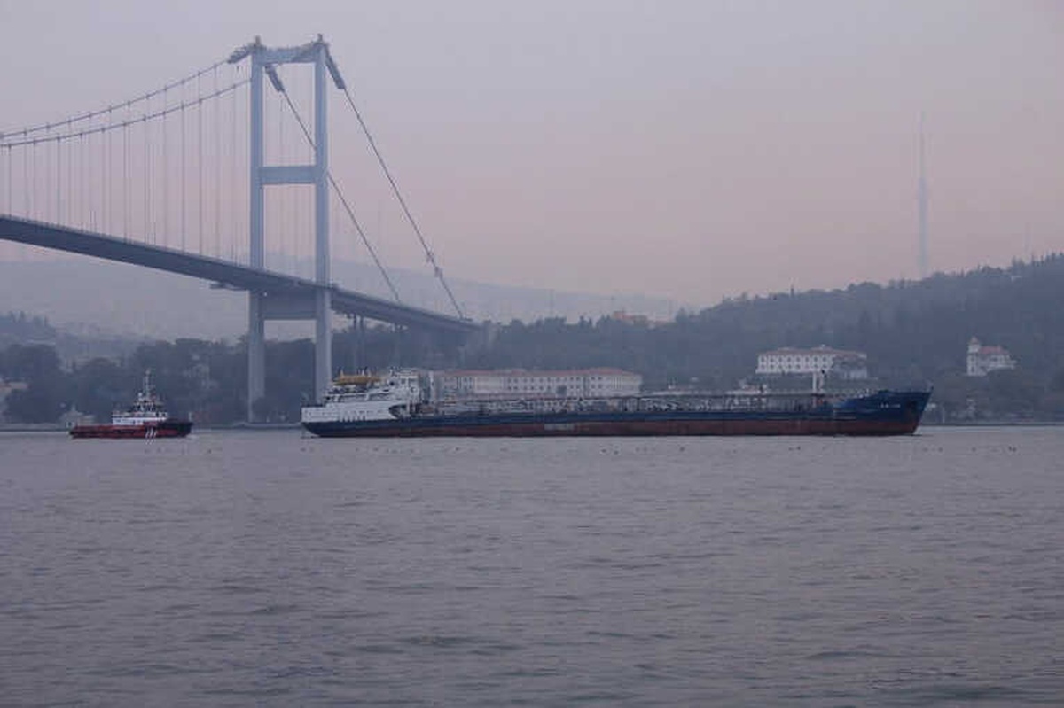 Arızalanan Gemi İstanbul Boğazı\'nda Römorkörlerle Geçirildi