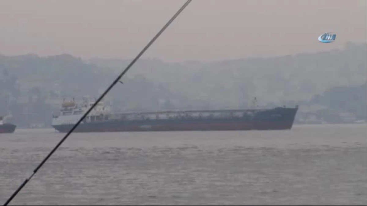 Arızalanan Gemi İstanbul Boğazı\'ndan Römorkörlerle Geçirildi