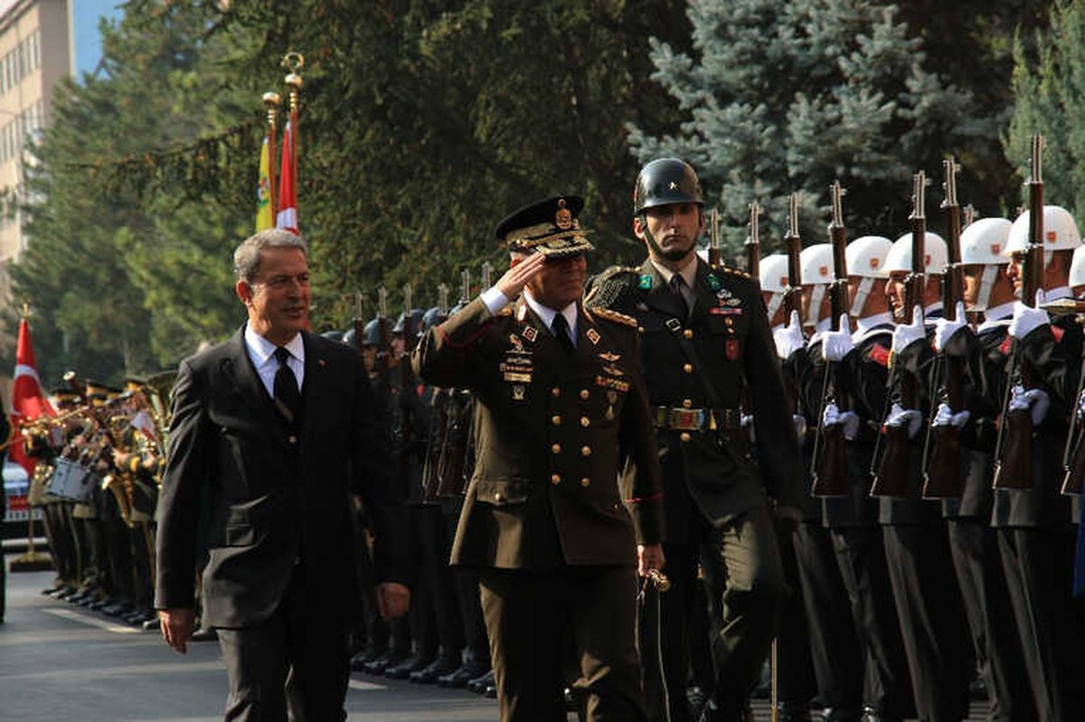 Bakan Akar Venezuelalı Mevkidaşı ile Görüştü