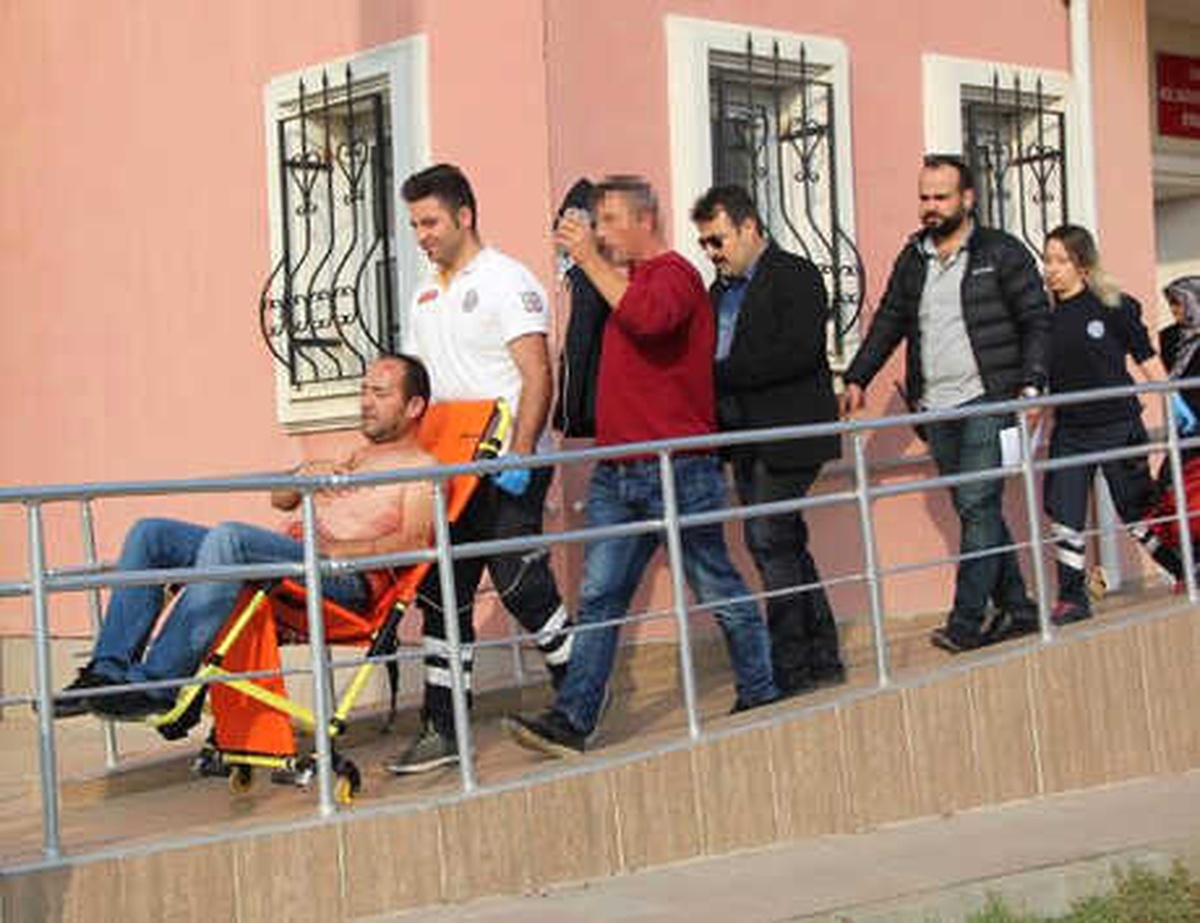 Bıçakladığı Arkadaşını Sağlık Ocağına Götürüp Serumunu Taşıdı