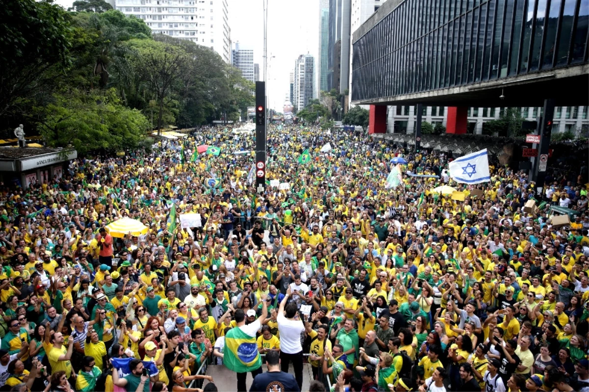 Brezilya\'da Halk Sokaklara Döküldü