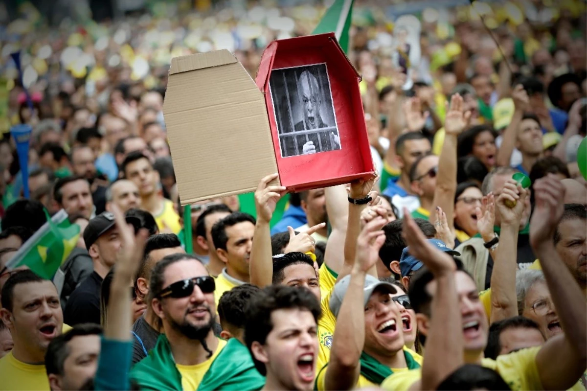 Brezilya Sokaklara Döküldü