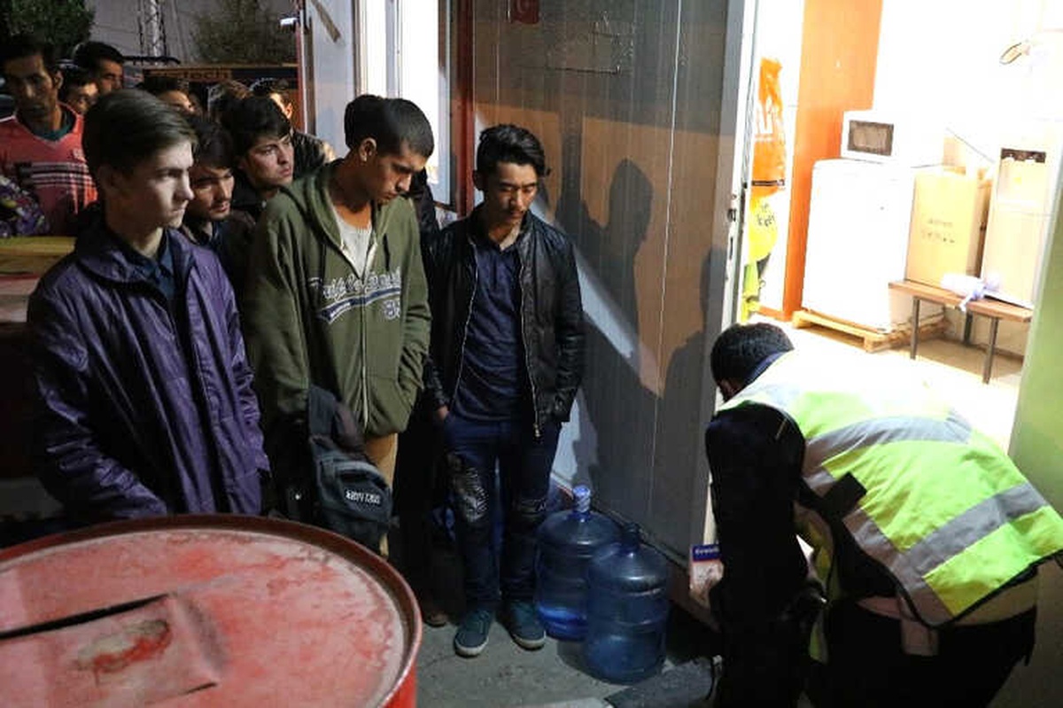 Bursa Hayalleri Sivas\'ta Son Buldu... 17 Kaçak Göçmen Yakalandı