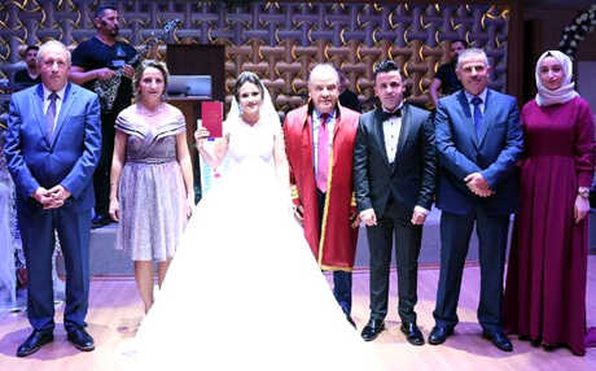 Çiçeği Yakaladığı Salonda ve Tarihte Evlendi