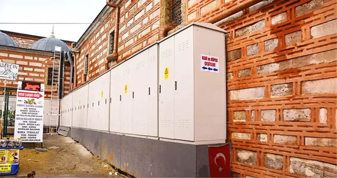 Çivi Çakılması Bile Yasak Olan Mısır Çarşısı\'nın Dış Duvarlarına Elektrik Panosu Konuldu