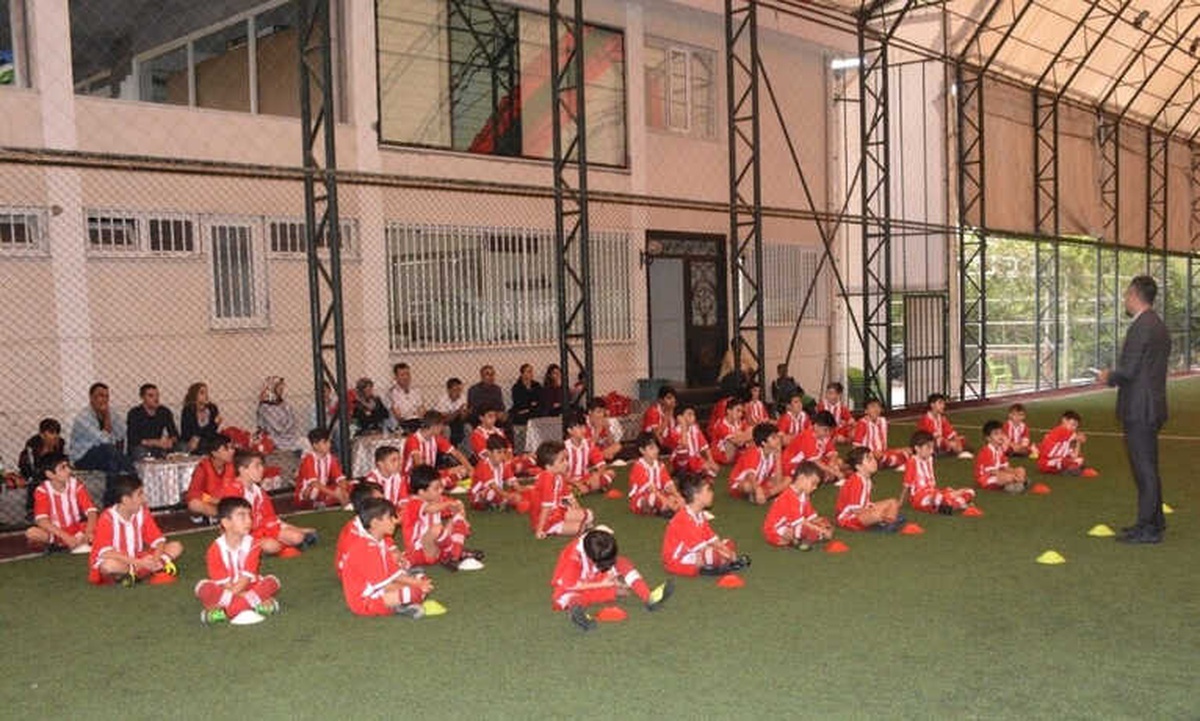 Diyarbakır\'da Minik Futbolculara Seminer
