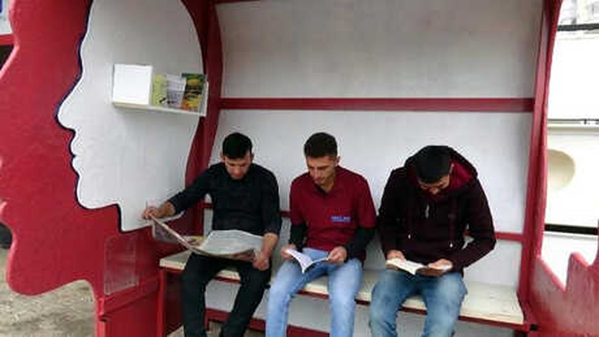 Erciş\'te, İnsan Figürlü ve Kütüphaneli Minibüs Durağı