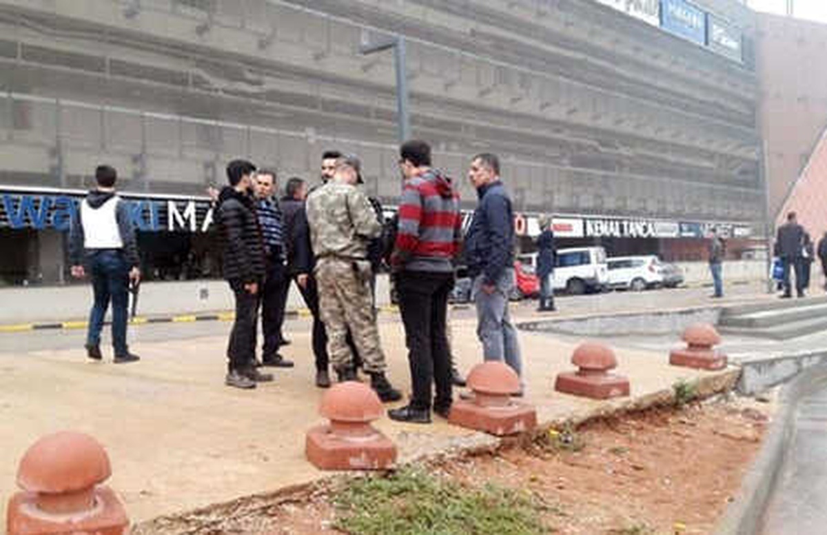 Firari Asker, Girdiği AVM\'nin Mağazasında Bulunanları Rehin Aldı