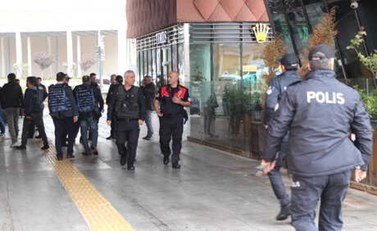 Firari Asker, Tüfekle Ateş Açarak 4 Kilometre Yürüyüp Avm\'ye Girdi (3) - Yeniden