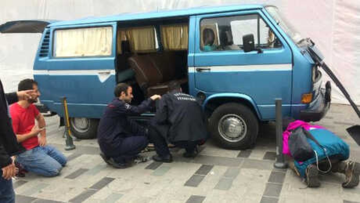 İstiklal Caddesi\'nde Kedi Kurtarma Operasyonu