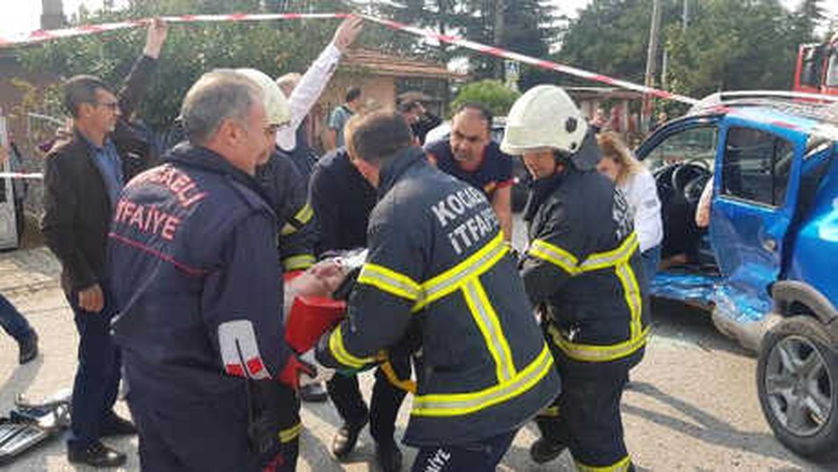 İzmit\'te 2 Otomobil Çarpıştı: 5 Yaralı