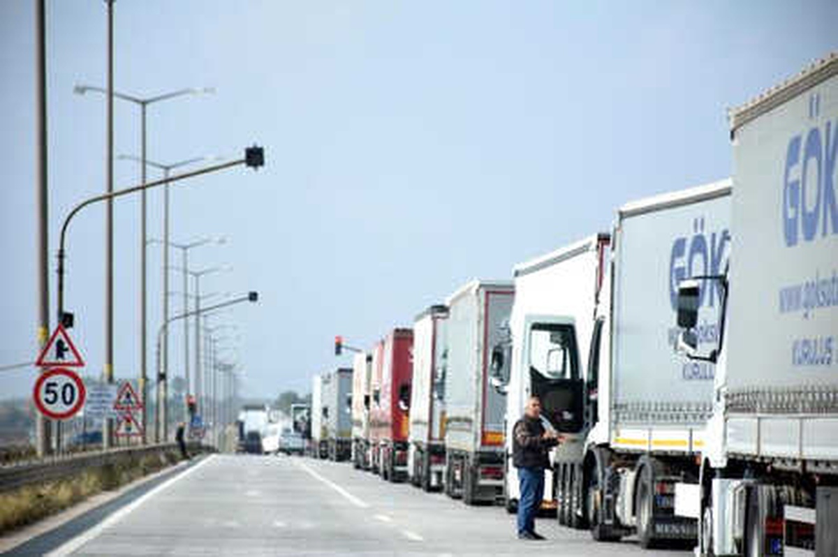 Kapıkule\'de 12 Kilometre Tır Kuyruğu
