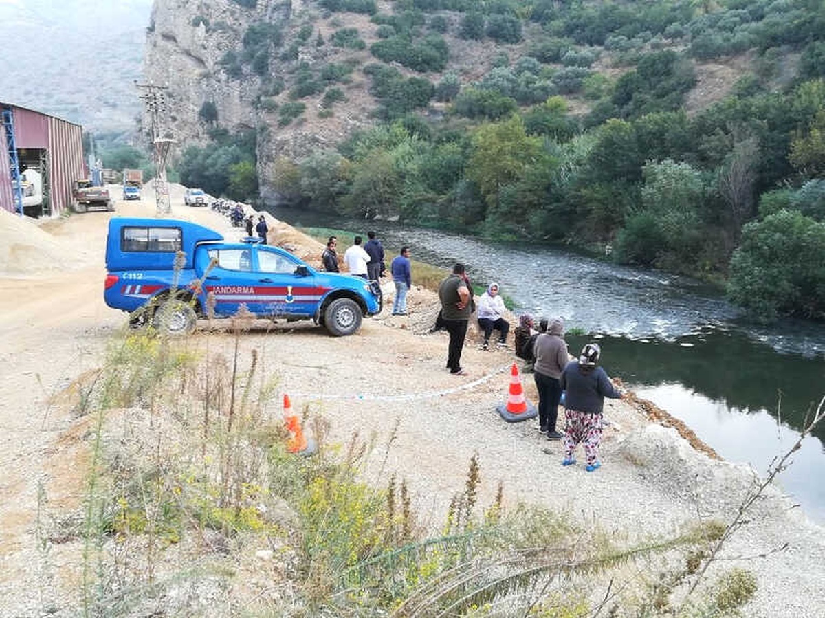 Kayıktan Düşen Çocuk Asi Nehri\'nde Aranıyor