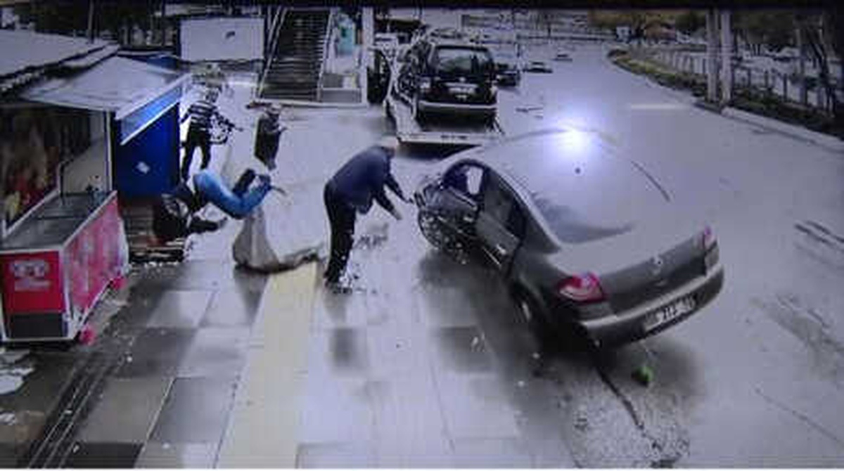 Kaza Yaptığı Aracını Çekiciye Yükletirken Başka Otomobil Çarptı