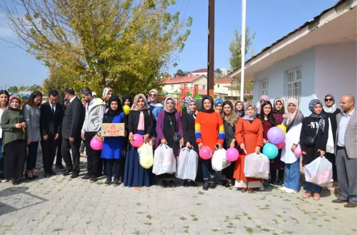 Köy Okulu Öğrencilerine Oyuncak ve Kırtasiye Desteği