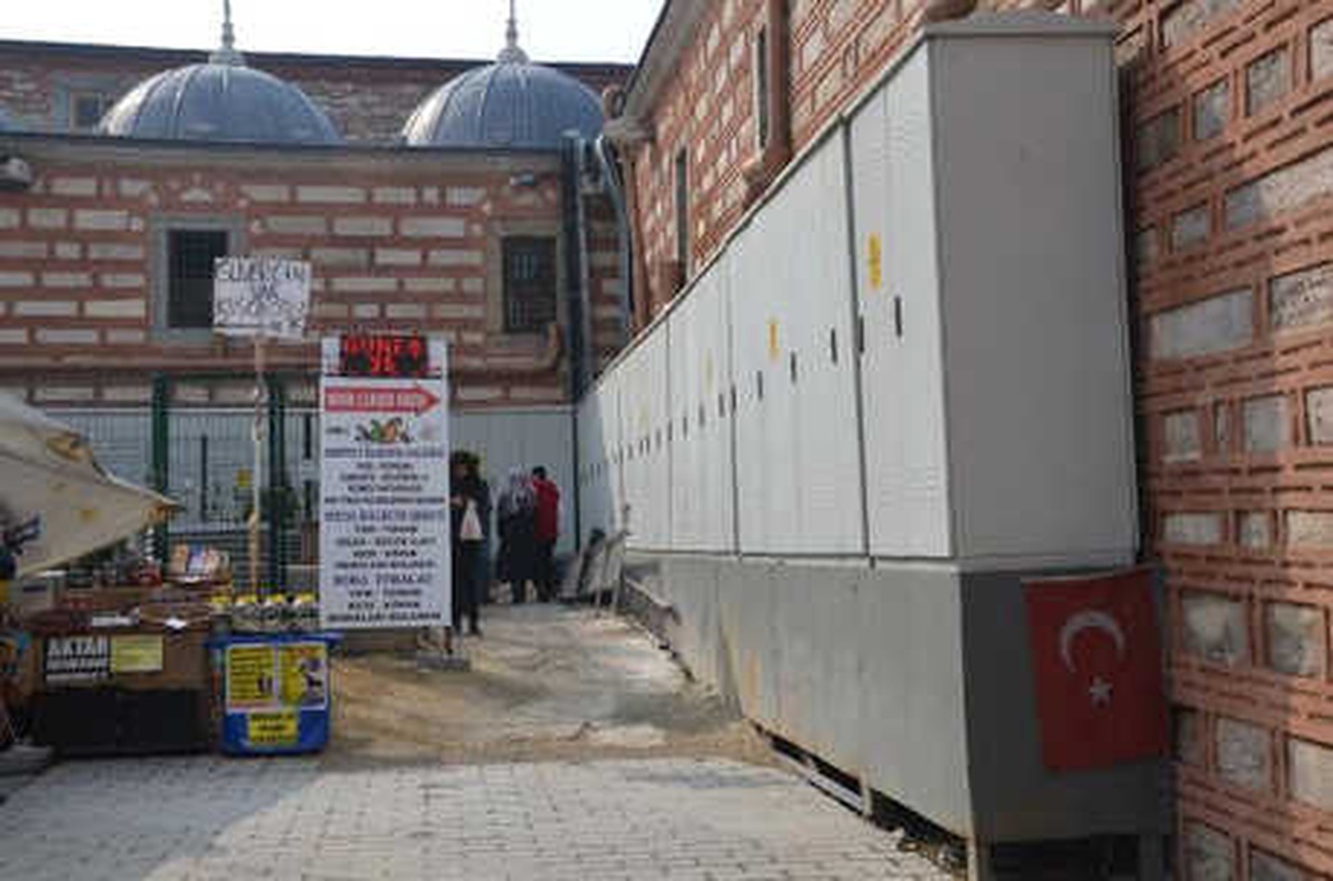 Mısır Çarşısı\'nın Dış Duvarlarına Elektrik Panosu Konuldu