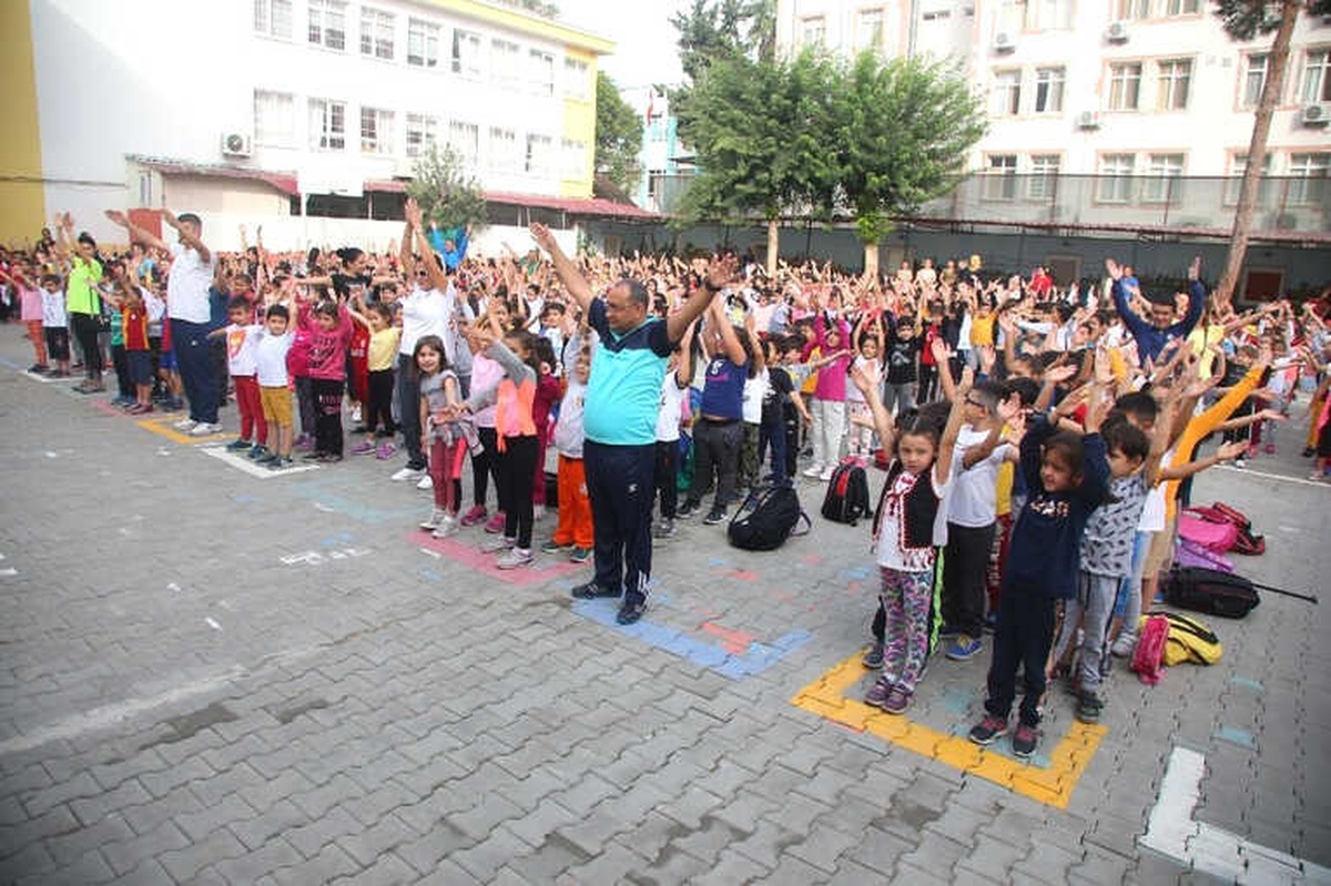Öğretmen ve Öğrenciler Topluca Spor Yapıyor