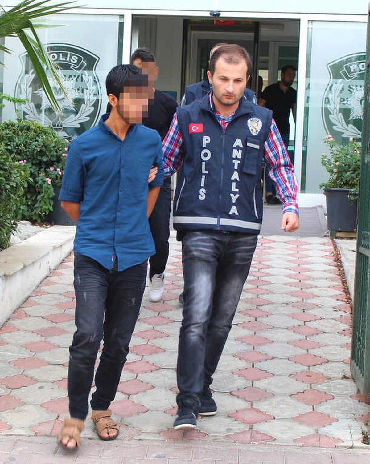 Polis ve Savcı\' Yalanıyla Yaşlı Kadını 100 Bin TL Dolandırdılar