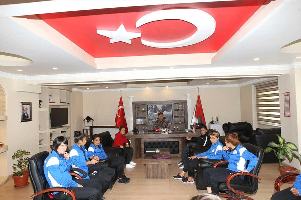 Polisten Hakkarigücü Bayan Futbol Takımına Destek