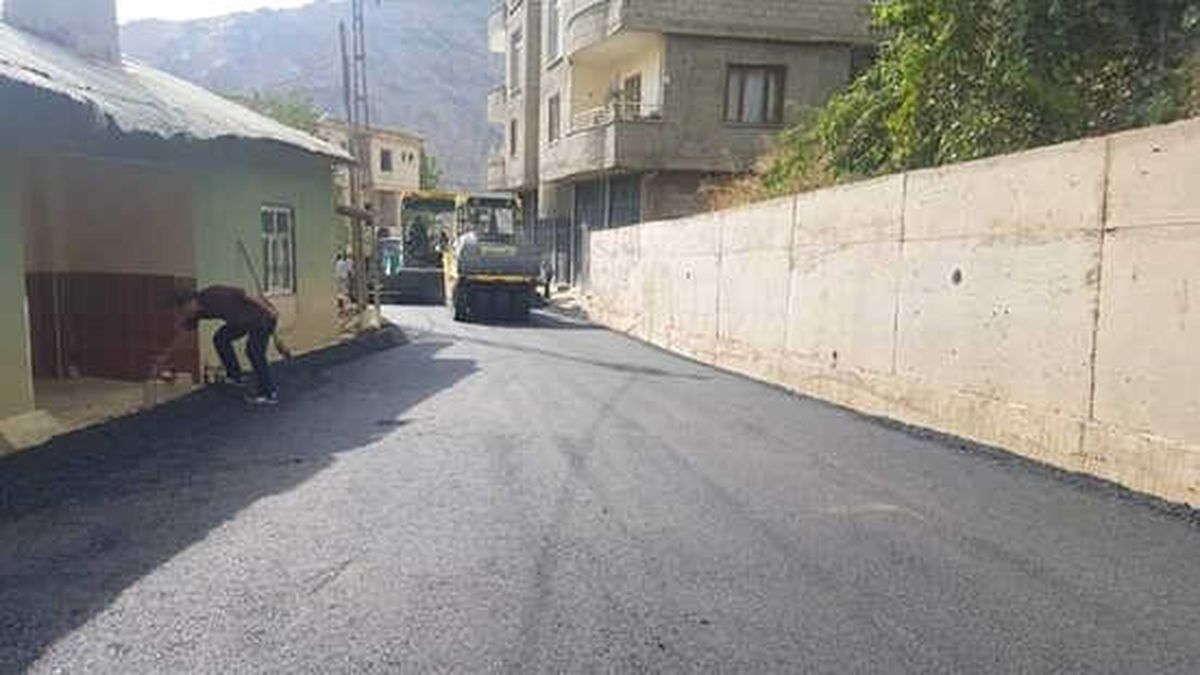 Şemdinli\'de Yollar Asfaltlanıyor
