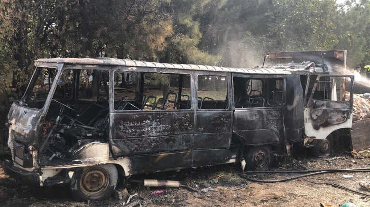 Sultanbeyli\'de 2 Araç Alev Alev Yandı