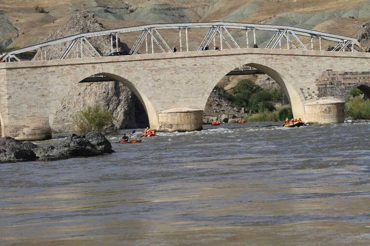 Tarihi İlçede, Vali ile Birlikte Araplar Rafting Yaptı